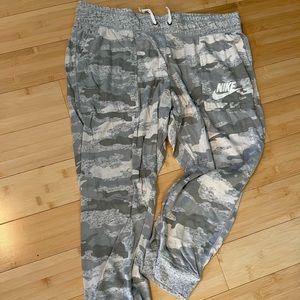 Large Lightweight Nike Camo Joggers